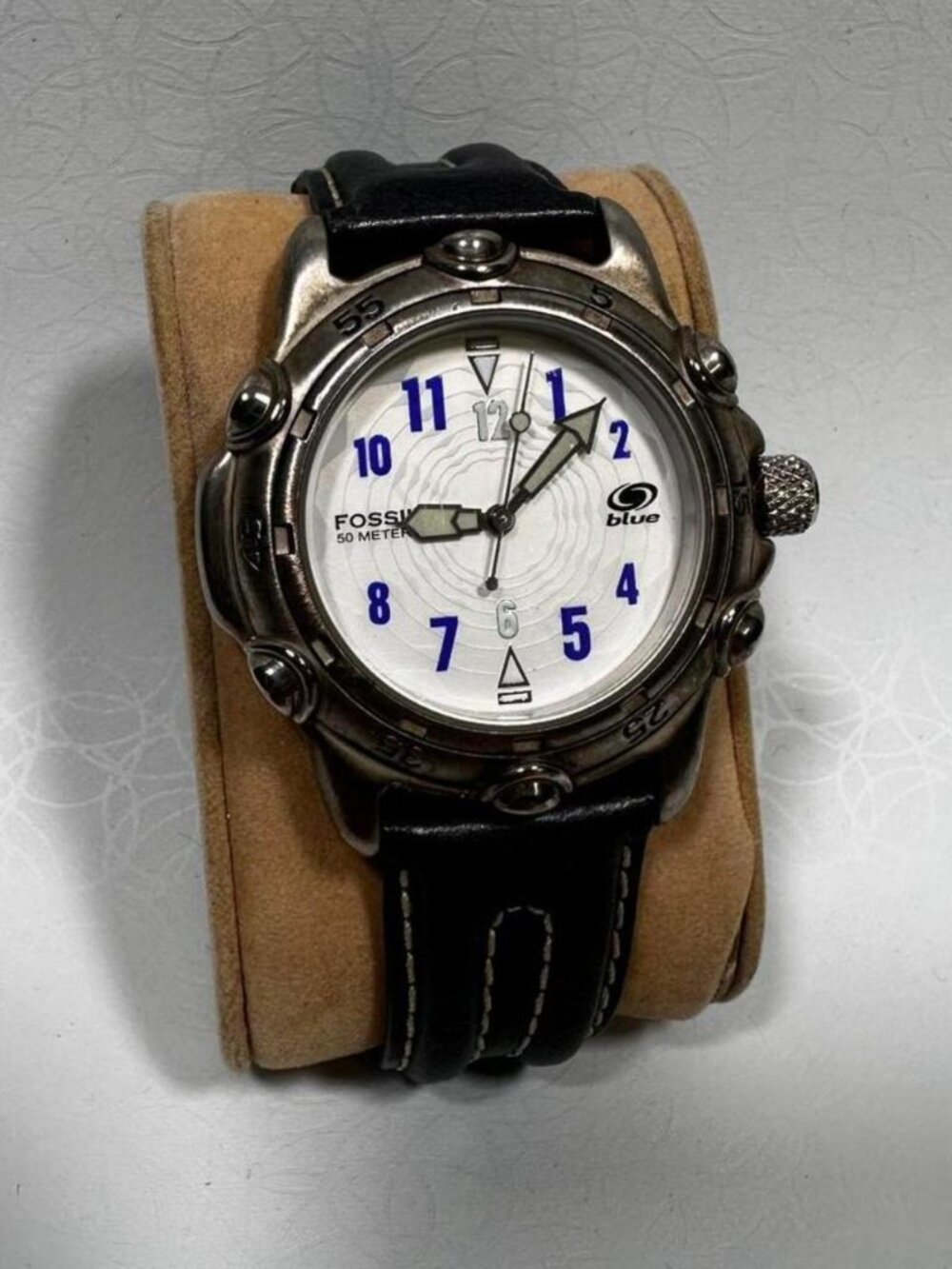 VINTAGE FOSSIL BLUE AM3046 WATCH WHITE DIAL BLUE NUMBERS CYBER Y2K GORPCORE TECH